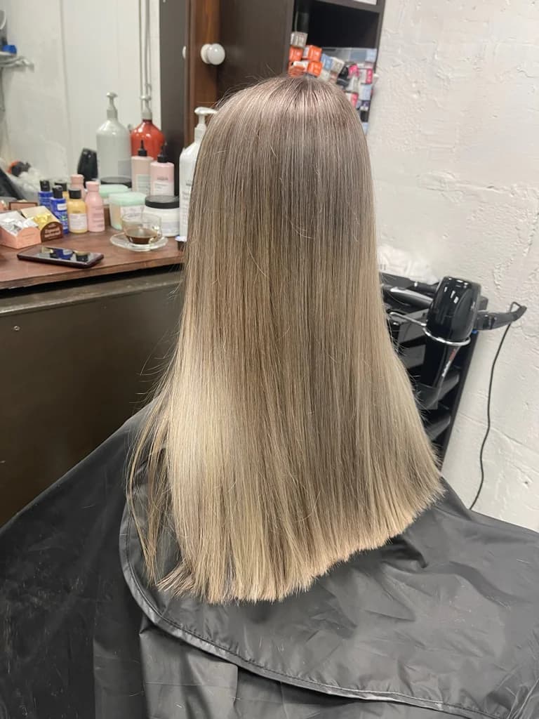 Ещё 2 фото услуги Сложное окрашивание длинные краситель l’oréal  в стоимость входит airtaush и тонирование, либо тотал блонд.
