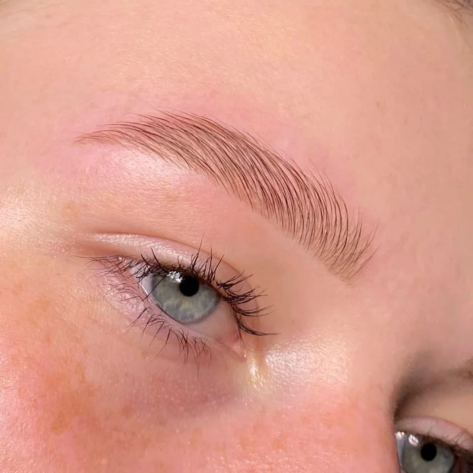 Фото услуги Долговременная укладка + коррекция + окрашивание бровей + botox