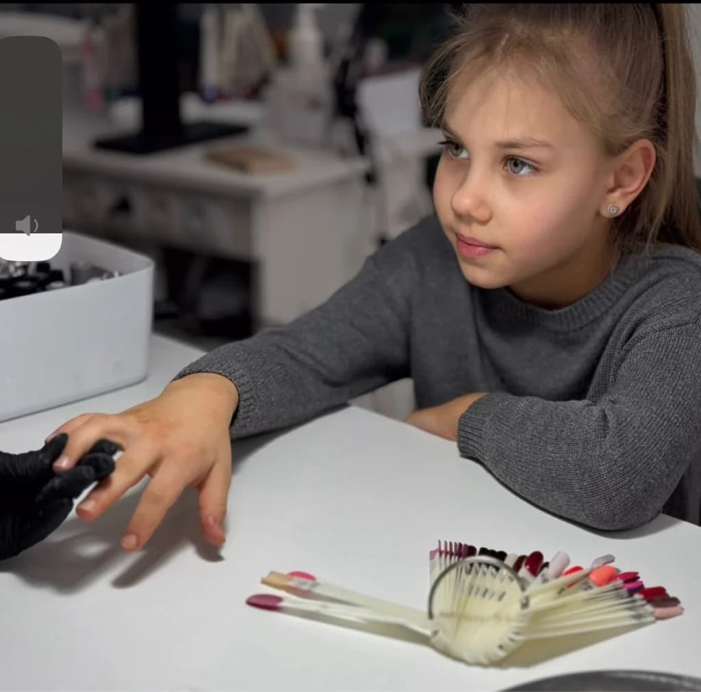 Фото услуги Детский маникюр(до 13-14 лет)