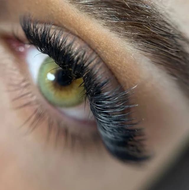 Записаться на услугу Наращивание ресниц 5d