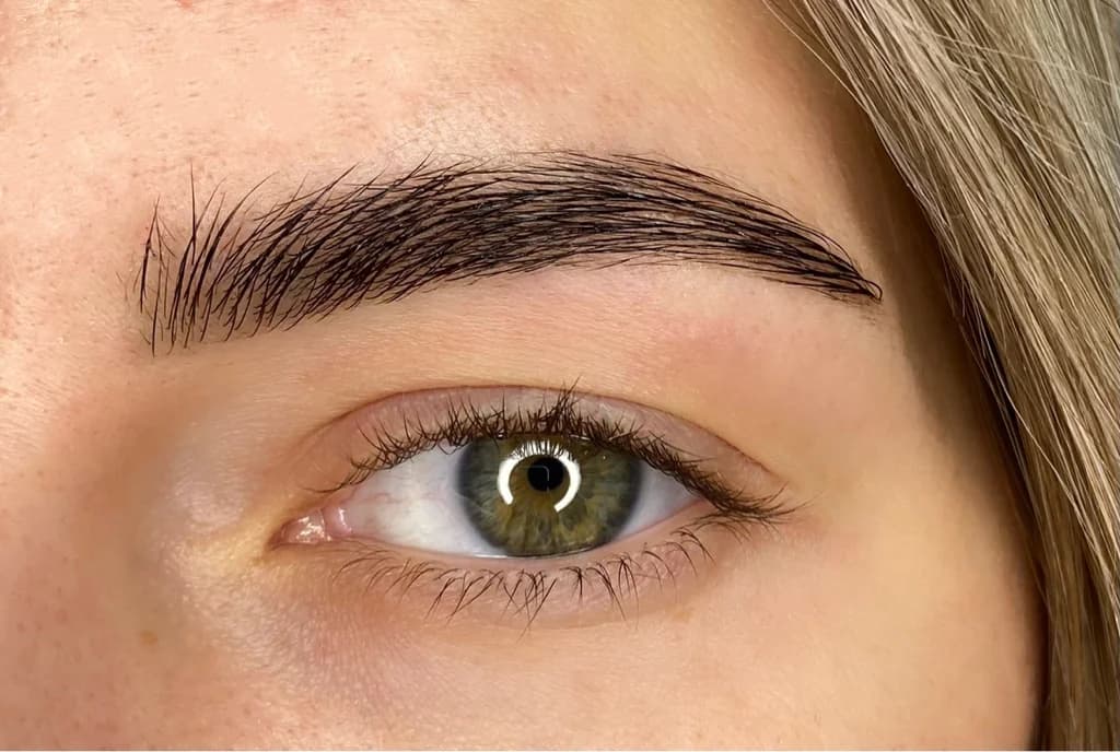 Фото услуги Окрашивание бровей